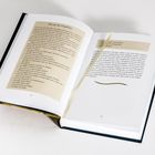 Ein aufgeschlagenes Buch mit Übungen; links beige hervorgehobener Text "Übung: Der Engelflug". Rechts beschriebenen Seiten.