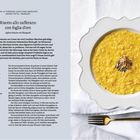 "Risotto allo zafferano con foglia d’oro" ist ein Rezept für Safran-Risotto. Rechts: Ein Teller mit gelbem Risotto.