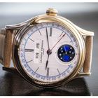 Auf einer Uhr steht "Laurent Ferrier Geneva" mit Datum "Mon Apr." Sie hat ein elegantes Zifferblatt und ein Lederarmband.