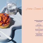 Texte rechts: "Here Comes the Sun," "Aprikosen-Tartelettes mit Rosmarin." Links Dessert mit Aprikosenscheiben auf Tablett.