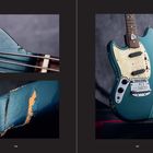 Text: "TEXT GERMAN". Vintage E-Gitarre in Blau mit Kratzern und Abnutzungsspuren, Nahaufnahmen von Korpus und Saiten.