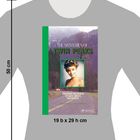 Ein T-Shirt mit einem Buchcover: "The Mysteries of Twin Peaks". Bild einer Frau und eine Waldlandschaft im Hintergrund.