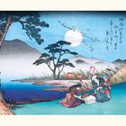 Japanische Schrift oben rechts; Landschaftsillustration mit Personen am Fluss, Baum, Gras, Hügeln und Vollmond.
