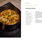 Rechts Rezept für Seidentofu-Eintopf, Zutaten und Zubereitung. Links Topf mit Eintopf, Zucchini- und Tofustücke sichtbar.