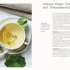 Frauen-Power-Tee mit Frauenmantel

Linke Seite: Teetasse mit gelblicher Flüssigkeit, Kräutern, Blattdekoration, Leinenstoff im Hintergrund.