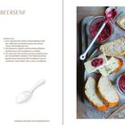 "Himbeersenf" Rezept mit Zutaten und Zubereitung. Daneben Brot mit Himbeersenf, Käse und Rosmarin auf Schneidebrett.