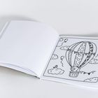 Ein Malbuch zeigt eine Illustration: Ein Heißluftballon mit Mustern, Bären im Korb, Wolken und schwebende Ballons.