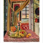 Illustration eines geschmückten Raumes mit Obstteller, Blumen und einem Vorhang vor einem Fenster.