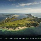 Kalenderblatt für Juni: Luftaufnahme einer Küstenlandschaft mit Steilküste, umgeben von blauem Wasser.