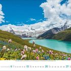 Juni 2021 Kalenderblatt, Nummern in Blau. Im Vordergrund bunte Blumenwiese, im Hintergrund türkisfarbener See und schneebedeckte Berge.