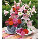 Datumstext unten: Juni 2027. Bunte Blumen in blauem Geschirr vor grünem Hintergrund.