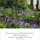 Mai 20-27, 18. Woche. Zitat von Hugo von Hofmannsthal über einen Garten. Bild: Blühender Gartenweg mit blauen Blumen.