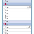 Kalenderseite April 2027, Illustration eines Gartentors mit Hühnern, von Carl Larsson, darunter ein Kalender mit Datum.