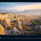 Kalenderblatt für Juni 2023; Landschaft mit Felsformationen und vielen Heißluftballons in der Luft.