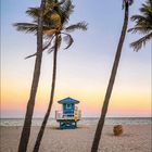 Kalenderblatt: Juni 2021. Drehender Strand mit Palmen und blauem Rettungsturm. Hintergrund Sonnenuntergang am Meer.