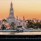 6 2023. Ein Tempelkomplex am Fluss mit einer hohen, kunstvollen Pagode im Hintergrund, bei Sonnenuntergang.