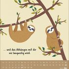 "… weil das Abhängen mit dir nie langweilig wird." Zwei Faultiere hängen an Ästen. Unten ein Kalender für Juni 2027.
