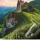 Ziffern 1 bis 30 unten. Bild einer grünen Berglandschaft mit steilem Pfad und dramatischem Felsvorsprung.