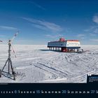 Text: "Neumayer-Station III." Schneebedeckte Landschaft mit Station und Windturbine unter klarem Himmel. unteren Bereich mit Kalendertagen.