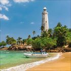 Kein Text abgesehen von möglichen Copyright-Hinweisen erkannt. Ein Leuchtturm an einer tropischen Küste mit Boot und Palmen.