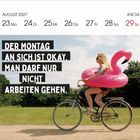 „DER MONTAG AN SICH IST OKAY. MAN DARF NUR NICHT ARBEITEN GEHEN.“ Frau mit Flamingo-Schwimmreifen auf Fahrrad.