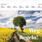 „Dein Weg, deine Regeln!“ Kalender vom 19. bis 25. April 2027. Ein Feldweg durch gelbe Blumen, mit Baum unter Wolkenhimmel.