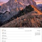 31 Montag, 1 Dienstag. Sonnenaufgang über Alpenwiese und Bergen. Weiter Horizont mit sanften Hügeln im Morgenlicht. Juni 2027.