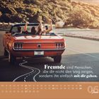 Freunde sind Menschen, die dir nicht den Weg zeigen, sondern ihn mit dir gehen. Roter Cabrio mit Menschen auf Landstraße.