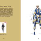 Text: „EINE IKONE IN JEDEM ALTER“. Illustration einer stilvollen Person in blau-goldener Kleidung mit Brille.