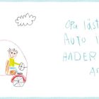 "Opa lässt sich im Auto immer von anderen anhupsen." Zwei Personen in einem Auto unter Wolken, kindliche Zeichnung.