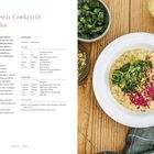 Kichererbsen, Gurken & Kräutersalat. Links Rezept mit Zutaten. Rechts auf Holz Tisch ein Teller mit buntem, garniertem Porridge.