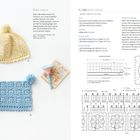 Text über Babymützen mit Pompons, aus weicher Wolle gehäkelt, ideal für das ganze Jahr. Anleitungen und Diagramme inklusive.