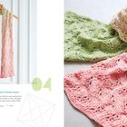 Schal im Federmuster, sanfter Farbverlauf Rosa-Grün. Langer Schal auf Holzkleiderbügel, Nahaufnahme des Strickmusters.