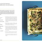 Schnelle Quiche mit Brokkoli, Blauschimmelkäse, Chili & Walnüssen. Rezept mit Zutaten und Zubereitung. Abbildung einer gebackenen Quiche in einer Auflaufform.