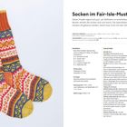 "Socken im Fair-Isle-Muster" Anleitung und Materialliste, farbige gestrickte Socken in Rot, Blau, Gelb, und Weiß daneben.