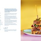 Links steht das Rezept für ein Reuben Sandwich, rechts ist ein hohes, geschichtetes Sandwich mit Spieß und Gurke auf Teller.