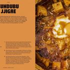 Rezeptname "Sundubu Jjigae" mit Zutaten und Zubereitungsschritten neben einer Nahaufnahme des Gerichts mit Ei und Tofu.