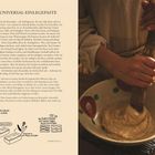 Texte beschreiben die Zubereitung von Kasudoko, einer Einlegepaste. Links Illustrationen, rechts knetet jemand die Paste in einer Schüssel.