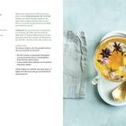 „Verdauungsfördernder Aufguss“ mit Zutaten: Ingwer, Rosenknospen, Sternanis. Anleitung: Ziehen lassen, abseihen, genießen. Links Text, rechts Bild einer Tasse mit Aufguss, darin Kräuter schwimmend, neben einer goldenen Gabel auf blauem Untergrund.