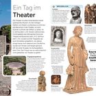 Texte im Bild: "Ein Tag im Theater", "Souvenirs aus Ton waren ursprünglich knallbunt bemalt". Das Bild zeigt ein antikes Theater, Skulpturen und Büsten.