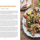 "Super Surf & Turf Mixed Grill" Rezepttext links; rechts ein Teller mit gegrillten Meeresfrüchten, Brot und Zitronenscheiben.