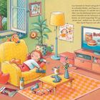 Ein gemütliches Wohnzimmer, Lisa liegt auf einem gelben Sessel, während Popcorn, der Hund, spielbereit wedelt.