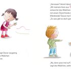 Ein Junge fragt neugierig, und ein Mädchen malt mit Kreide. Beide wirken freundlich und neugierig.