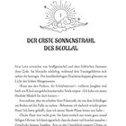 "DER ERSTE SONNENSTRAHL DES SEOLLAL" steht unter einer Illustration einer Sonne hinter Wolken mit einem Strahlenkranz. Text beschreibt Aria Love, die von Stoffgeraschel erwacht und das Blinzeln ihrer Zofe. Sie hebt ein Kleid aus goldschimmernder Seide hoch.