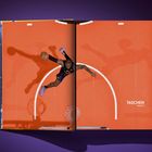 TASCHEN PRESENTS. Basketballspieler in der Luft, über einer Doppelseite, die ein Basketballfeld zeigt.