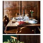 06, 13, 20. Bauernhausfenster, Gedeckter Eßtisch, Apfel-Linzertorte. Rustikales Fenster, gedeckter Tisch, Torte mit Äpfeln.