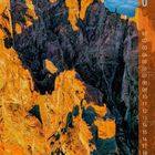 6, 01 bis 30 seitlich auf orange Linie. Berglandschaft mit Sonnenlicht auf Felsen, Wolkenmeer und blauem Himmel.