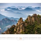 Juni-Kalenderblatt: Berge in China mit Nebel- und Baumlandschaft.