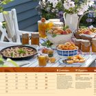 "Juni. Gartentipps: Bei Pfingstrosen... Rezeptidee: Aprikosenmarmelade mit Thymian. Saisonkalender: Obst, Gemüse, Salate." Ein Tisch mit Aprikosen, Blumen und Marmeladegläsern.