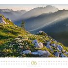 Text: Juni 2023 Kalender. Es zeigt eine sonnige Berglandschaft mit Blumen und Felsen unter sanftem Licht.